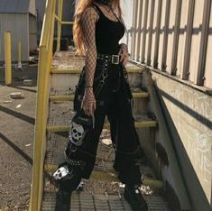 Outfit Ideas Emo Alternative, Y2k Rock Fashion, Greyday Outfit Ideas, Alternative Outfits Concert, Hannah Core Outfits, Emo Style 2023, Edgy Outfits Concert, Grunge Outfits For Concerts, Festival Outfit Alternative