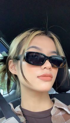 Girl With Sunglasses Aesthetic, Funny Glasses Pictures, Eyewear Inspiration, Funny Situations, Funny Glasses, نظارات شمسية, 50 Style, Trendy Sunglasses