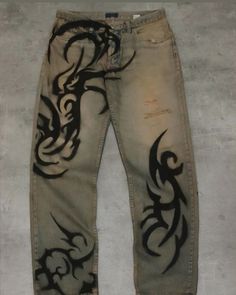 Painted Trousers Jeans, Jeans Design Ideas Diy, Grunge Pants Diy, Paint Pants Ideas, Jeans Print Design, Airbrush Pants, Pants Painting Ideas, Custom Pants Ideas, Chainmail Clothing