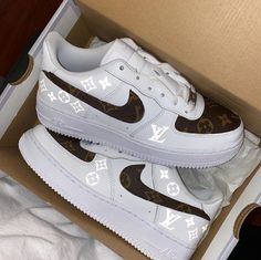 Nike Louis Vuitton, Casual Shoes Women Sneakers, Nike Fashion Sneakers, Bedazzled Shoes, Nike Shoes Women Fashion, Custom Sneakers Diy, Pretty Sneakers, Louis Vuitton Sneakers, Air Shoes