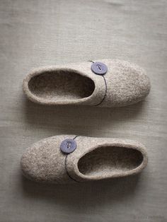 Women slippers - Comfort house shoes - Natural wool felted beige clogs with grey violet button - Gif Gray Slippers, Tovad Ull, Men House, Felted Shoes, Wool Clogs, Grey Slippers, Men Slippers, Felt Shoes, Wool Slippers