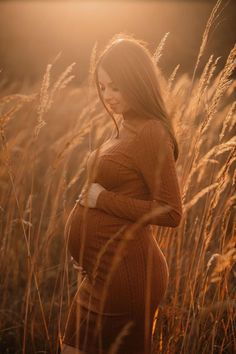 30 Best Maternity Photoshoot Ideas to convey the emotions and story you want to tell. #CapturingtheMagic - Hike n Dip Maternity Photo Shoot Ideas Feild, Maternity Shoot November, Fall Farm Maternity Pictures, Rustic Fall Maternity Photos, Maternity Shoot Field Sunset, Fall Maternity Photos Ideas, Maternity Pictures In March, Unique Fall Maternity Pictures, Maternity Photography October