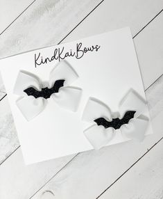 "2 hair bows are included per order. Bat detail is made with vinyl glitter and faux leather.  Hair bows are approximately 2 3/4\" in size each made with 7/8\" white grosgrain ribbon. Attached partially lined alligator clip 1.35\" with teeth. Safety- hair accessories are not a toy, please do not leave children unattended/with hair bows as they are handmade and may contain small parts." Diy Hairclips, Halloween Hair Bows Diy, Black Halloween Headband Hair Accessories, Faux Leather Hair Bows, Leather Hair Bows, Bat Bow, Bat Hair Bow