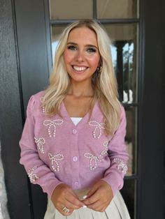 This Dusty Pink Pearl Bow Cardigan is a must-have for any fashion-forward individual. Its trendy pearl bow embellishment adds a touch of femininity to the chic v-neck design. The crop fit adds a contemporary twist while still remaining classy and simple. Elevate your fall fashion with this unique and versatile piece. Model is 5'4" with a 25" waist, 32" bust and 32" hips wearing a small. Bow Cardigan, Pearl Bow, Pink Pearl, The Chic, Dusty Pink, Neck Designs, Fall Fashion, Fashion Forward, Autumn Fashion