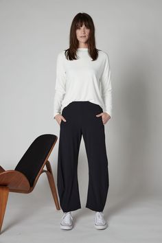 Ruti's On The Loose Work Pants are laid-back chic, uber comfortable and endlessly versatile. The ultra-flattering tapered leg design make for our favorite pant silhouette Athleta Outfits, Wide Leg Work Pants, Leg Work, Comfy Chic, Classic Blazer, Cargo Skirt, Leg Design, Tapered Pants, Fashion Help