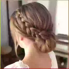 Chin-length hairstyles aren't just having a moment–they are THE moment! These jaw-dropping, jaw-length styles have been making moves in the fashion and beauty Styling Thick Hair, Long Hair Updos, Curls Without Heat, Dutch Braid Hairstyles, Elegant Updos, Gorgeous Hairstyles, Chin Length, Heavy Makeup, Chin Length Hair