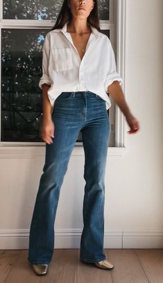 Minimalist Flare Jeans Outfit, Flare Jeans With White Shirt, Flared Jeans Autumn Outfit, Light Flair Jeans Outfit, Jean Outfit For Photoshoot, Trumpet Flare Jeans Outfit, Glare Jeans Outfit, Flare Jeans With Button Down Shirt, Straight Flare Jeans Outfit