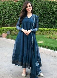 डिजाइनर कपड़े, Salwar Designs, Casual Indian Fashion, Pakistani Dresses Casual, Beautiful Pakistani Dresses, Salwar Kamiz, Kurti Designs Party Wear, Simple Pakistani Dresses, Designer Party Wear Dresses