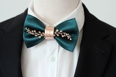 Elegant Green Tuxedo For Parties, Elegant Green Bow Tie For Groom, Green Satin Bow Tie For Wedding, Green Wedding Groom, Bowtie Groomsmen, Hunter Green Wedding, Prom Suit, Groom Bowtie