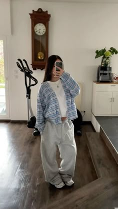 Colored Sweatpants Outfit, White Girl Outfits, Baggy Outfit Ideas, Outfit Inspo Casual, Cute Lazy Outfits, Lazy Outfits, Simple Trendy Outfits, Cute Simple Outfits