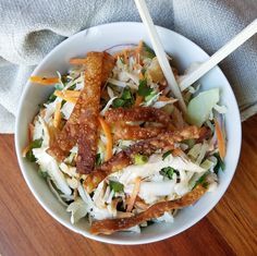 Chrissy Teigen's Chinese Chicken Salad Chrissy Teigen Recipes, Salad Cucumber, Chinese Chicken Salad, Mapo Tofu, Salad Pasta, Chinese Chicken, Chrissy Teigen, Salad Bowl, Sriracha