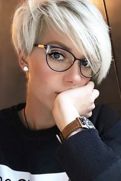 Asymmetrical Pixie Cuts, New Short Hairstyles, Easy Hairstyles For Medium Hair, Short Hairstyles For Thick Hair, Penteado Cabelo Curto, Pixie Haircuts, Short Hair Styles Pixie, Short Bob Hairstyles