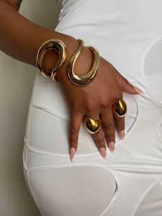 Gold Jewelry On Black Women, Gold Accessories Aesthetic, Gold Jewelry Black Women, Black Women Accessories, Mugshot Aesthetic, Gold Aesthetic Jewelry, Gold Jewelry Aesthetic, Chunky Gold Jewelry, Xoxo Jewelry