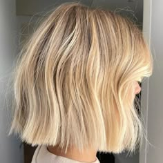 Hair Colors Trending, Pale Blonde Hair, Copper Blonde Hair Color, Best Blonde Hair, Buttery Blonde, Blonde Hair Colors, White Blonde Hair, Shoulder Length Bob, Hair Adviser