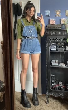 Arthoe Outfit, Artist Outfit Style, Stardew Valley Aesthetic, Overall Shorts Outfit, Valley Aesthetic, Artistic Outfits, Artsy Girl, Fashion Trend Inspiration, Nerdy Outfits