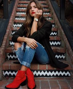 Cute Sport Outfits, Red Boots Outfit, Fashion Editorial Photography, Cute Travel Outfits, Rocky Barnes, Ripped Jeans Outfit, Outfit Travel, Photography Street, Travel Outfits