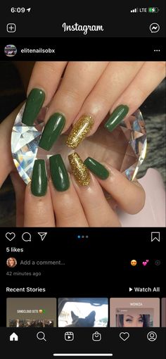 Green Sns Nails Designs, Nails Jade Green, Gold Dip Nails, Emerald And Gold Nails, Dark Green Fall Nails, Dark Green And Gold Nails, Dipped Nails Ideas Powder, Fall Nails Green, Dipped Nails Ideas