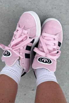 Adidas Campus Green, Adidas Campus 00s Pink, Campus 00s Pink, Adidas Campus Outfit, Adidas Campus 00s Outfit, Pink Adidas Shoes, Estilo Blair Waldorf, Adidas Campus 00s