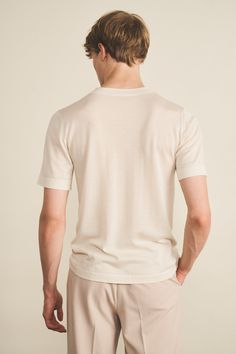 Our Julien t-shirt - 70% cashmere and 30% silk - has become an iconic centrepiece amongst our Linnea Lund collection. This is the crew-neck t-shirt with a perfect cut that men want as much as women. Easy to wear : it’s that one garment that you instinctively pick in your closet in the morning, and it always makes a nice outfit, whether it is sophisticated or more casual. Charlotte’s fashion tip: “Julien can be worn casually and in a bit oversized fit with baggy jeans. For a more sophisticated ou Prestigious Textiles, Stole Scarf, Cashmere Yarn, Sleeveless Cardigan, Union Made, Back View, Brand Story, Cardigan Top, Shirt And Pants