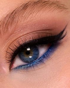 Silver Blue Eye Makeup, Disco Eyeshadow, Rock Concert Makeup, Comp Makeup, Selena Gomez Aesthetic, Ears Tour, Portret Feminin, Concert Makeup, Blue Makeup Looks