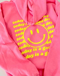 Preppy Party Outfit, Smiley Face Aesthetic, Preppy Smiley Face, Preppy Christmas List, Sweatshirt Preppy, Cute Hoodies, Her Aesthetic, Preppy Sweatshirts, Preppy Gifts