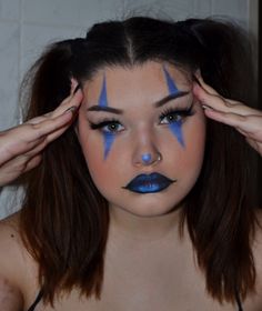 Jester Makeup Ideas, Minimalistic Clown Makeup, Glamour Clown Makeup, Blue Clown Makeup Halloween, Blue Makeup Halloween, Minimalist Clown Makeup, Blue Halloween Makeup Ideas, Blue Clown Costume, Pink And Blue Clown Makeup