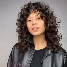 18 Stunning Hairstyles with Curly Curtain Bangs | NaturallyCurly.com Long Curly Layers, Bangs Wavy Hair, Large Curls, Curly Hair Tutorial, Curly Bangs, Hair Specialist, Natural Wavy Hair, Curly Hair With Bangs, Short Hair With Bangs