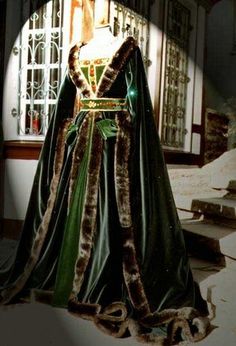 GOWNS FROM THE 15TH CENTRY | Houppelande dress, early 15th century...gorgeous | Dress Up 15th Century Fashion, Moda Medieval, Medieval Gown, 파티 드레스, Medieval Clothing, Medieval Fashion, Historical Dresses, 15th Century