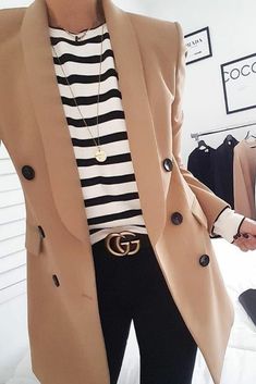 Classic style - camel double breasted jacket, striped tee, dark denim jeans, and a Gucci belt Looks Jeans, Modest Summer, Homewear Fashion, Beige Coat, Trendy Fall Outfits, Fall Outfits For Work, Trendy Fall, Casual Work Outfits