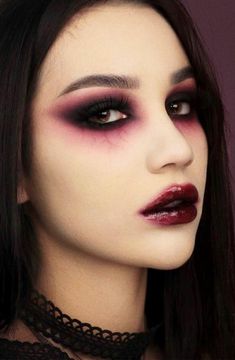 Zu Halloween ist das gelungene Make-up genauso wichtig wie das Kostüm. Aus diesem Grund geben wir Ihnen in diesem Beitrag zwei Anleitungen für gruseliges Vampire Makeup Looks, Pelottava Halloween, Vampire Makeup Halloween, Ghost Makeup, Goth Makeup Tutorial, Goth Eye Makeup, Vampy Makeup, Halloweenský Makeup