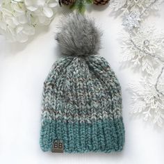 Free knitting hat pattern green and gray Easy Knit Hats, Knitting Patterns Hats, Knit Gifts, Knit Hat Pattern, Knitted Projects