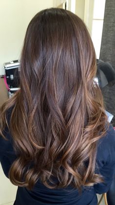 Natural Brown Highlights On Brown Hair, Chocolate Brown Hair Glaze, Brown Hair Natural Balayage, Natural Highlights Brown Hair, Brown Hair With Natural Highlights, Brown Hair Natural Highlights, Natural Brown Highlights, Natural Highlights For Brown Hair, Highlights For Brown Hair