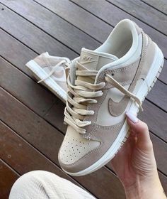 Dunk low sand drift Shop at soleheaven.co.uk 👟 Credit🎥 : (all rights reserved to original owner) _____________________________________________ .⁣ .⁣ .⁣ . #nikedunk #nikeuk #sneakers #airjordan #londonfashion #sneakersforsale Skor Sneakers Nike, Buty Jordan, Bekväma Outfits, Buty Marki Nike, Pretty Sneakers, Chique Outfit, Skor Sneakers