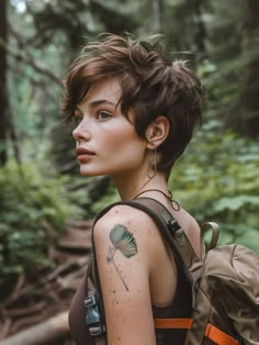 For those with short hair, the pixie cut is a fantastic option that combines style and convenience. This low-maintenance hairstyle is perfect for active women who want to focus on the trail rather than their hair. Hairstyles For Hiking, Girls Pixie Cut, Hair With Hat, Curly Top Knot, Hats For Short Hair, 90s Haircuts, Pixie Outfit, Bubble Ponytail, Hair To One Side