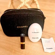 This Brand New Gift Set Includes The Coveted Tweed Bag That Can Easily Be Converted Into A Clutch Or Shoulder Bag! Includes The La Crme Main And Rouge Coco Balm That Have Only Been Taken Out For The Photo. Sold Out Set Is So Beautifl! Coco Chanel Gift Bags, Chanel Mini Rectangular, Chanel 2021, Chanel Double Flap, Tweed Bag, Chanel Camellia, Chanel Flap Bag, Chanel Mini, Chanel Makeup