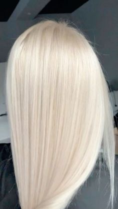 Platinum Blonde Hair With Green Eyes, Cream Platinum Blonde Hair, Light Blonde Hair Aesthetic, Low Light Blonde, Vanilla Hair Color, Natural Platinum Blonde Hair, Pale Skin Blonde Hair, Bleach Hair Ideas, Cool Toned Blonde Hair