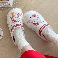 Step into a world of unparalleled cuteness with our unique Sanrio Cute Clog Slippers. These super adorable slippers feature Sanrio characters that will melt your heart. With their comfortable clog design, these slippers are perfect for lounging at home in style. Get ready to experience cuteness overload! My Melody Cartoon, Hello Kitty Cinnamoroll, Cinnamoroll Kuromi, Cartoon Kawaii, Kuromi My Melody, Cute Hello Kitty, Slip Resistant Shoes, Women Platform Sandals, Clog Slippers