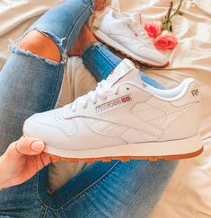 Reebok Outfit, Reebok Shoes Women, All White Shoes, Sneaker Outfits, Sneaker Trend, Streetwear Mode, Tomboy Outfits