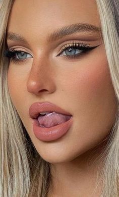 #beautifulgirl #girl #woman #photography #aesthetic #aestheticoutfit #makeup# #makeuptutorial Classy Makeup, Date Night Makeup, Makijaż Smokey Eye, Eye Makeup Designs, Makeup Eye Looks