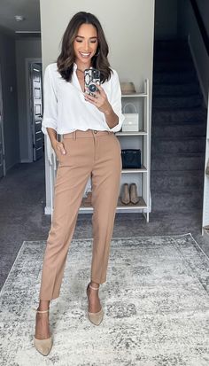 How To Style Khaki Pants Casual, Tan Business Casual Outfit, Khaki Work Outfit Women, Neutral Professional Outfit, Women Semi Formal Outfit, Beige Work Pants Outfit, Work Conference Outfits Women Summer, Semi Formal Work Outfit Women, Work Conference Outfit Summer