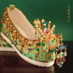 Traditional Asian Hairstyles, Chinese Aesthetic, Chinese Hair Accessories, Gold Circle Necklace, Fashion Shoes Sandals, Flower Gift Ideas, Chinese Jewelry, Chinese Art Girl