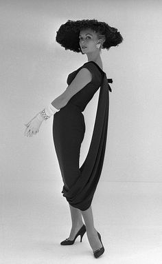 1957, Dress by John Cavanagh, photo by John French 1950 Fashion, Robes Vintage, Fifties Fashion, Look Retro, Fashion 1950s, Vintage Fashion Photography, Vintage Couture, Vintage Glam, Photography Beautiful