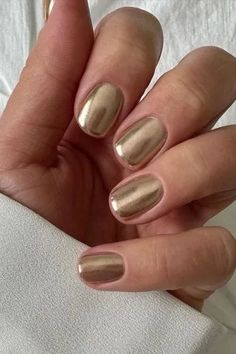 Real Nail Art, Chrome Pedicure Ideas, Pink And Yellow Chrome Nails, Light Gold Chrome Nails, Gold Chrome Toe Nails, Gold Nail Polish Ideas, Gold Manicure Ideas, Golden Chrome Nails, Beige Chrome Nails