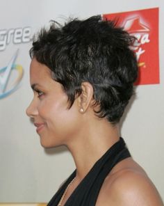 Halle, the original pixie diva...trendsetter Hallie Berry Short Hair, Halle Berry Short Hair, Hallie Berry, Halle Berry Hairstyles, Short Hair Pixie, Short Cropped Hair, Short Black Hair, Crop Haircut, Edgy Pixie