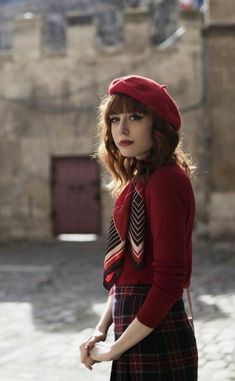 Boina Vino Outfit With Beret, French Inspired Outfits, How To Wear A Beret, Beret Outfit, Parisian Chic Style, Outfit Chic, Look Retro, Retro Mode, Red Hat