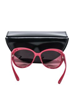 Get ready to embrace your inner Barbie with these Marc by Marc Jacobs sunglasses! Featuring dark pink rounded frames with a playful star cut out detail, these sunglasses will add a touch of glamour to any outfit. The perfect pink accessory for a fun and playful look. Dark pink round frames Dark pink tint lenses Star cut out detail Comes with case Minor blemishes on lens Total length 5.75" Lens length 2.25" Lens height 1.875" Pink Cat Eye Sunglasses With Uva Protection For Party, Pink Aviator Sunglasses With Gradient Lenses For Beach, Pink Cat Eye Sunglasses With Uva Protection For Beach, Pink Tinted Aviator Sunglasses For Party, Pink Polarized Cat Eye Sunglasses For Party, Pink Plastic Sunglasses With Mirrored Lenses, Pink Mirrored Sunglasses In Plastic, Pink Polarized Aviator Sunglasses For The Beach, Pink Plastic Cat Eye Sunglasses With Tinted Lenses