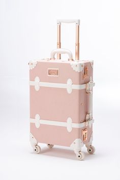 Don't get lost in a sea of black boring luggage at the airport!Stand out in style with COTRUNKAGE FLORAL LUGGAGE! This luggage is great for travel with confidante or boyfriend and can be used for a quick, close by overnight staycation, for a weekend excursion to your favorite retreat, or for a long international trip a Cute Travel Suitcases, Cute Pink Suitcase, Preppy Suitcase, Suit Cases Travel, Teen Luggage, Floral Luggage, Cute Suitcase, Pink Suitcase, International Trip