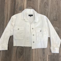 Never Worn White Button-up Outerwear With Pockets, White Outerwear With Buttons For Fall, White Buttoned Outerwear For Fall, Cropped Cream Outerwear For Fall, Chic Cotton Cropped Jacket For Winter, Cropped White Winter Outerwear, Trendy White Button-up Cropped Jacket, White Collared Cotton Outerwear, White Cropped Outerwear For Winter