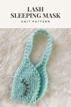 a knitted bag sitting on top of a white rug with text overlay that reads, flash sleeping mask knitting pattern