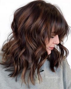 18 Long Angled Bob Haircuts Trending Now for 2020 Red Hair Cuts, Feathered Hair Cut, Trendy We Fryzurach, Feathered Hair, Lob Haircut, Short Hair Balayage, Feathered Hairstyles, Brown Hair Colors, Brunette Hair